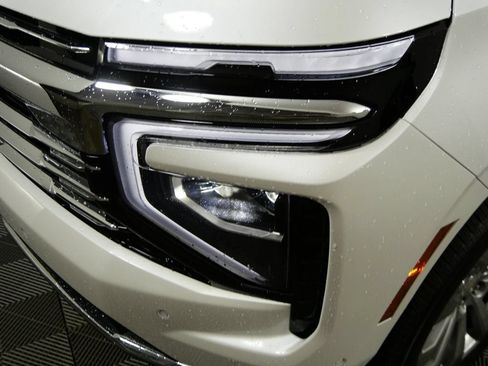 Used 2025 Chevrolet Suburban Premier w/ Sun And Tow Package AWD/4WD image 10