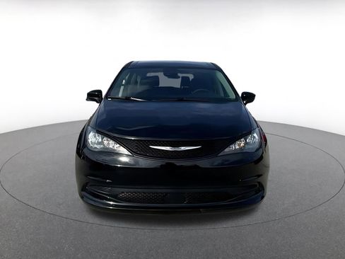 Used 2024 Chrysler Voyager LX image 4