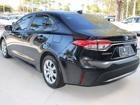 Used 2022 Toyota Corolla LE image 3