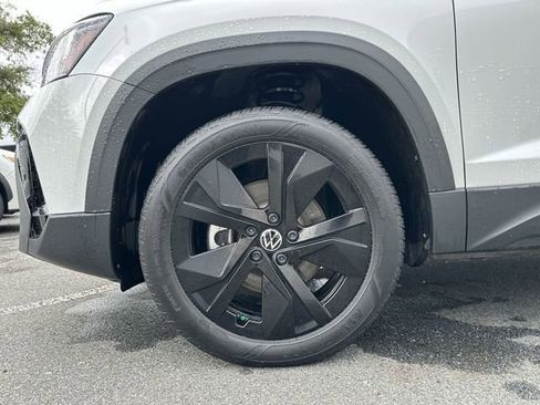 Used 2025 Volkswagen Taos SE image 11