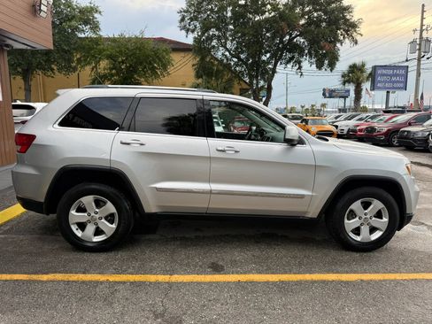Used 2011 Jeep Grand Cherokee Laredo AWD/4WD image 5