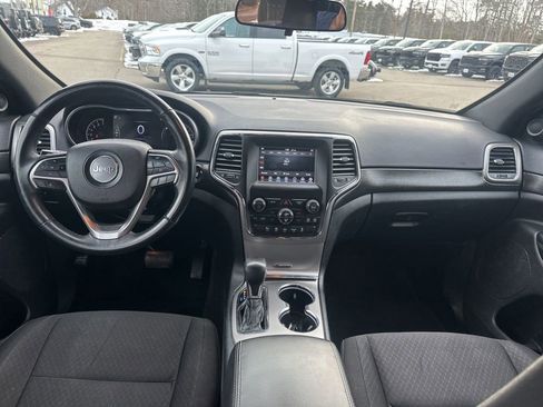 Used 2018 Jeep Grand Cherokee Laredo image 16
