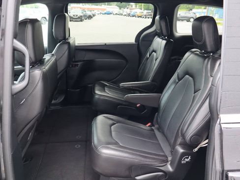 Used 2025 Chrysler Pacifica Select FWD image 5