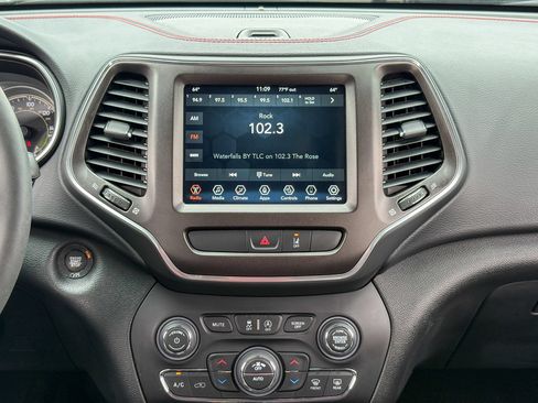 Used 2022 Jeep Cherokee Trailhawk AWD/4WD image 23
