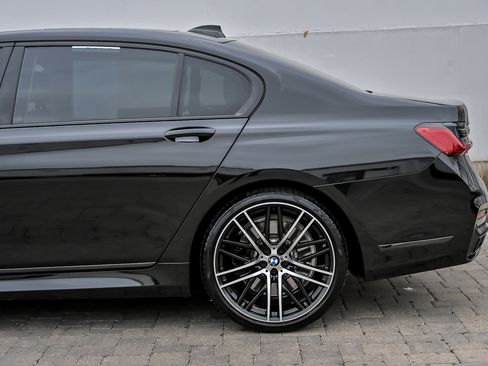 Used 2022 BMW 750i xDrive w/ Executive Package AWD/4WD image 10