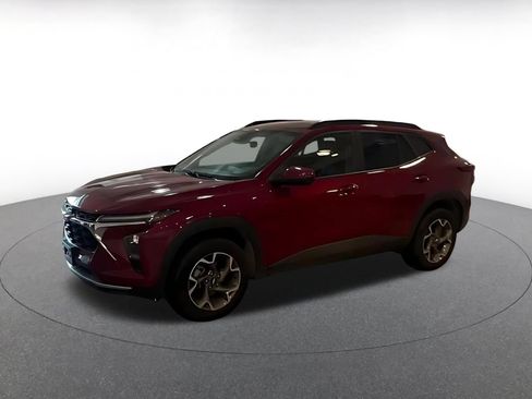 Used 2025 Chevrolet Trax LT FWD image 7