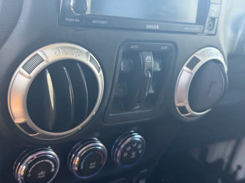 Used 2017 Jeep Wrangler Unlimited Sahara w/ Connectivity Group AWD/4WD image 13
