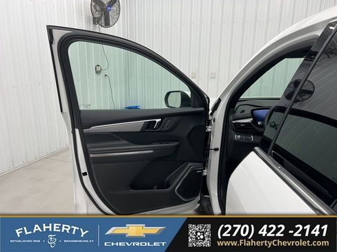 Used 2025 Buick Enclave Preferred AWD/4WD image 8