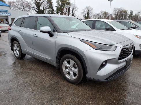 Used 2023 Toyota Highlander LE image 1