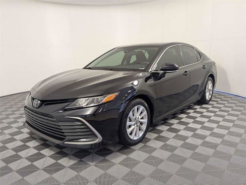 Used 2022 Toyota Camry LE w/ Convenience Package FWD image 2