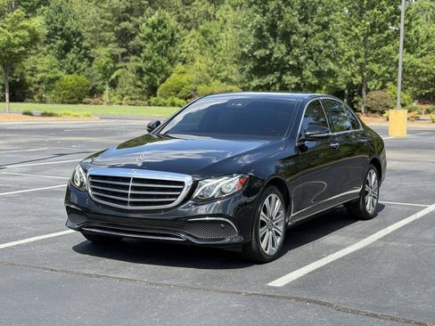 Used 2018 Mercedes-Benz E 300 4MATIC w/ Premium 1 Package image 3