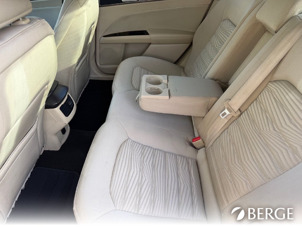 Used 2016 Ford Fusion SE FWD image 16