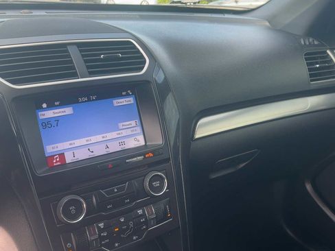 Used 2019 Ford Explorer XLT w/ Equipment Group 201A FWD image 17