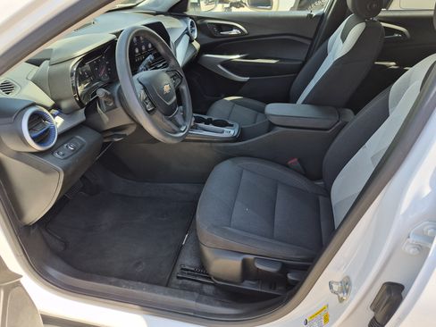 Used 2025 Chevrolet Trax LS w/ LS Convenience Package FWD image 9