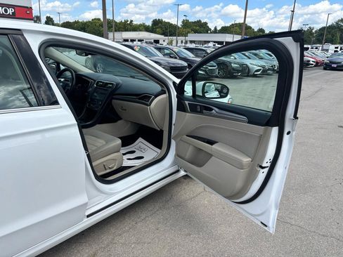 Used 2019 Ford Fusion SE FWD image 9
