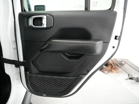 Used 2018 Jeep Wrangler Unlimited Sahara image 37