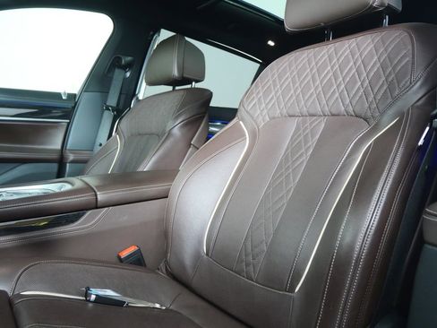 Used 2021 BMW 740i w/ M Sport Package image 10