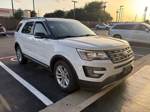 Used 2017 Ford Explorer XLT w/ Equipment Group 202A FWD image 8