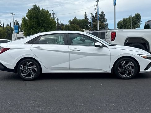 Used 2025 Hyundai Elantra Limited FWD image 8