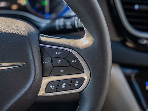 Used 2024 Chrysler Pacifica Touring-L image 41