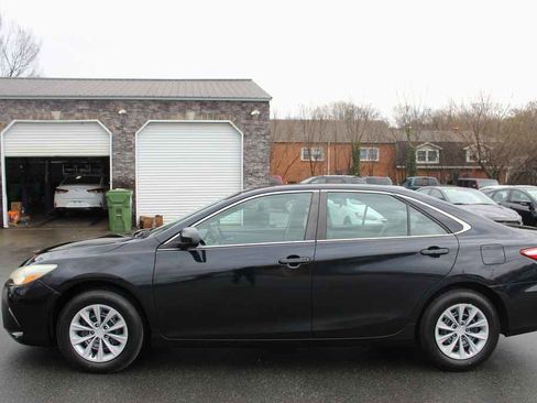 Used 2016 Toyota Camry LE image 9