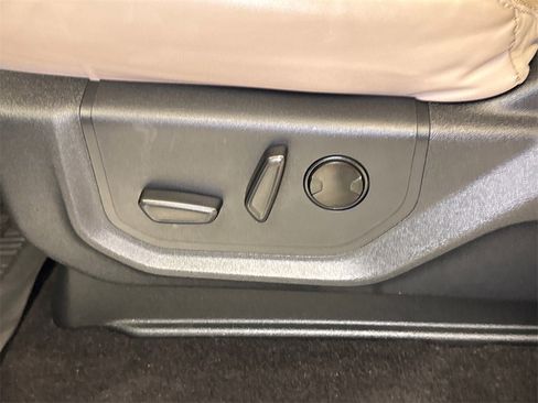 Used 2023 Ford Expedition XLT image 23