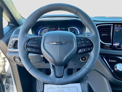 Certified 2024 Chrysler Pacifica Premium image 11