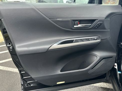 Used 2024 Toyota Venza XLE image 11