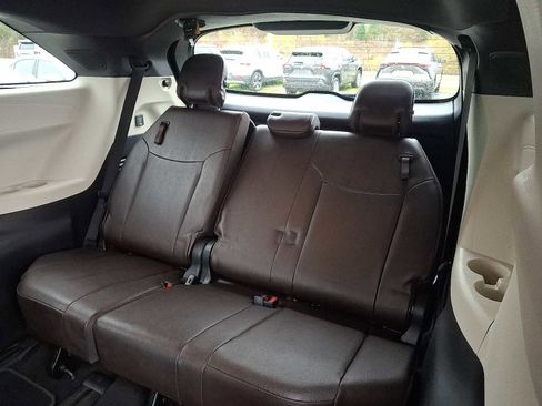 Certified 2021 Toyota Sienna Platinum image 14