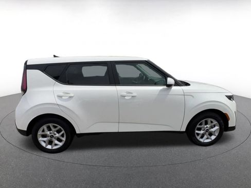 Used 2025 Kia Soul LX w/ LX Technology Package FWD image 16