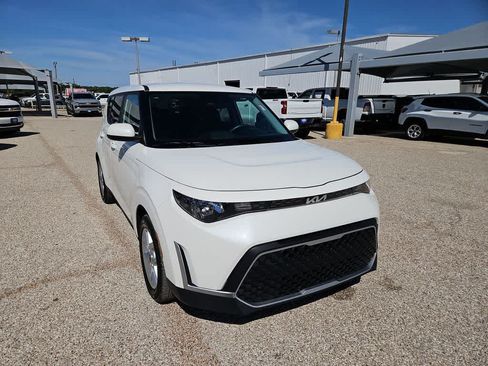 Used 2025 Kia Soul LX w/ LX Technology Package FWD image 2