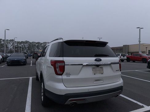 Used 2016 Ford Explorer XLT w/ Equipment Group 202A image 3