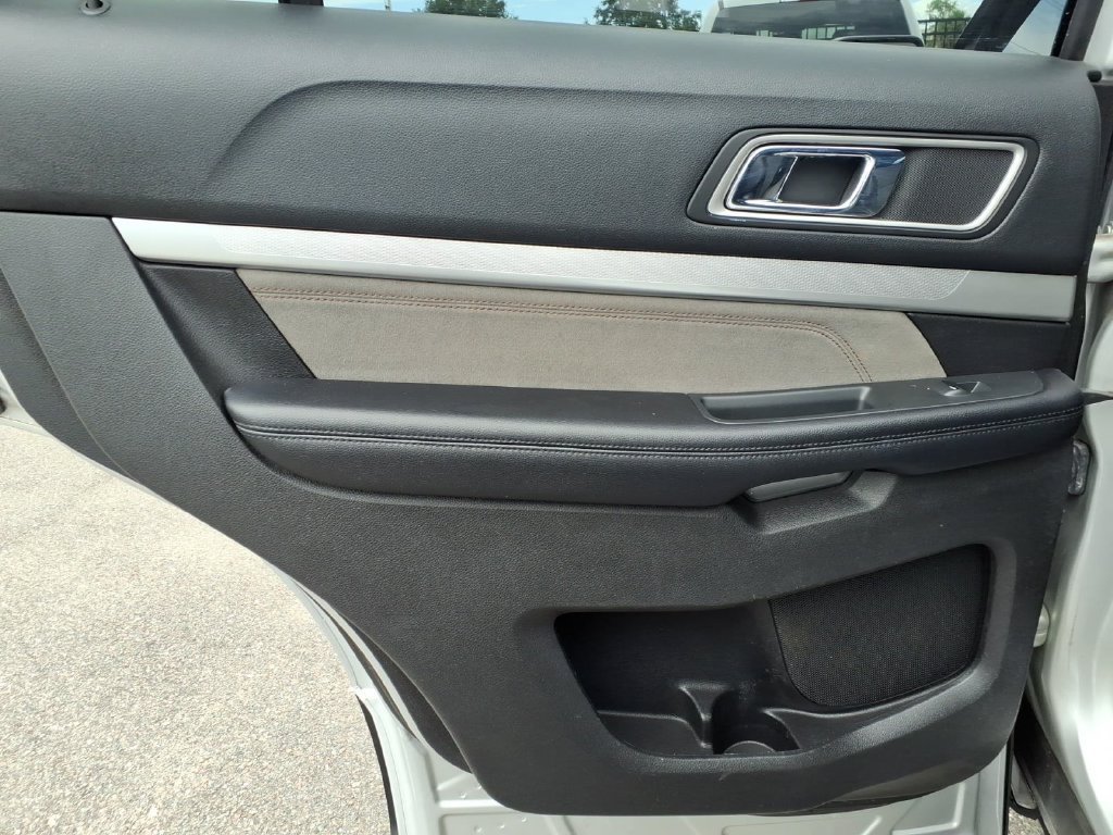 Used 2017 Ford Explorer XLT w/ Equipment Group 202A AWD/4WD image 22