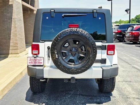Used 2014 Jeep Wrangler Unlimited Sahara w/ Dual Top Group AWD/4WD image 7