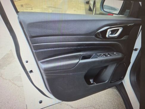 Used 2025 Jeep Compass Latitude w/ Convenience Group image 13