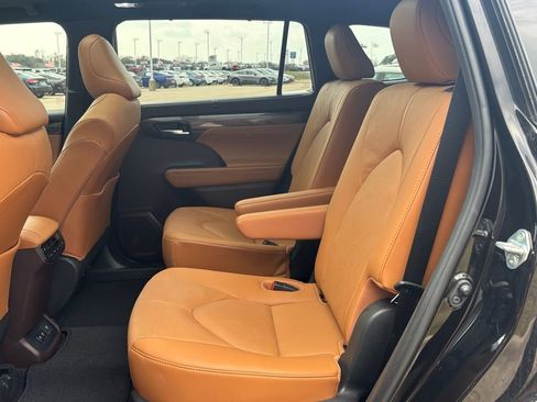 Used 2021 Toyota Highlander Platinum image 10