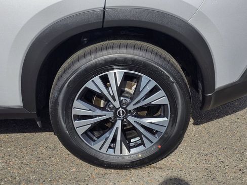 Used 2023 Nissan Rogue SV AWD/4WD image 9