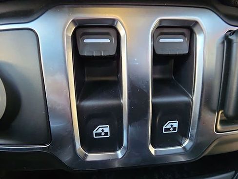 Used 2025 Jeep Wrangler Sport image 41