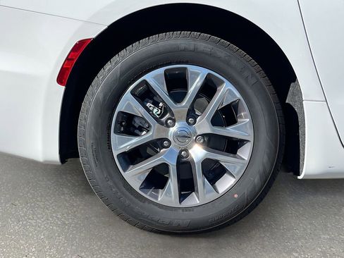 Certified 2024 Chrysler Pacifica Pinnacle image 34