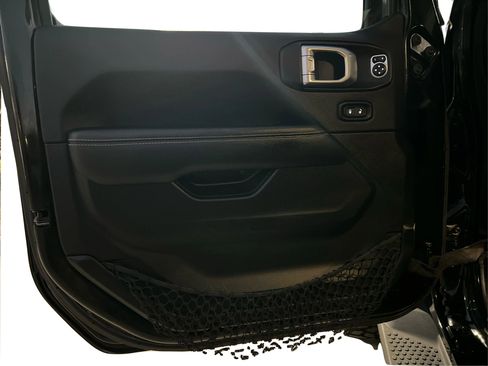 Used 2020 Jeep Wrangler Unlimited Sahara image 21