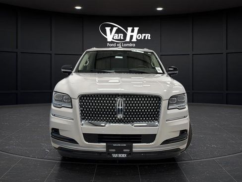 Used 2024 Lincoln Navigator Reserve AWD/4WD image 2