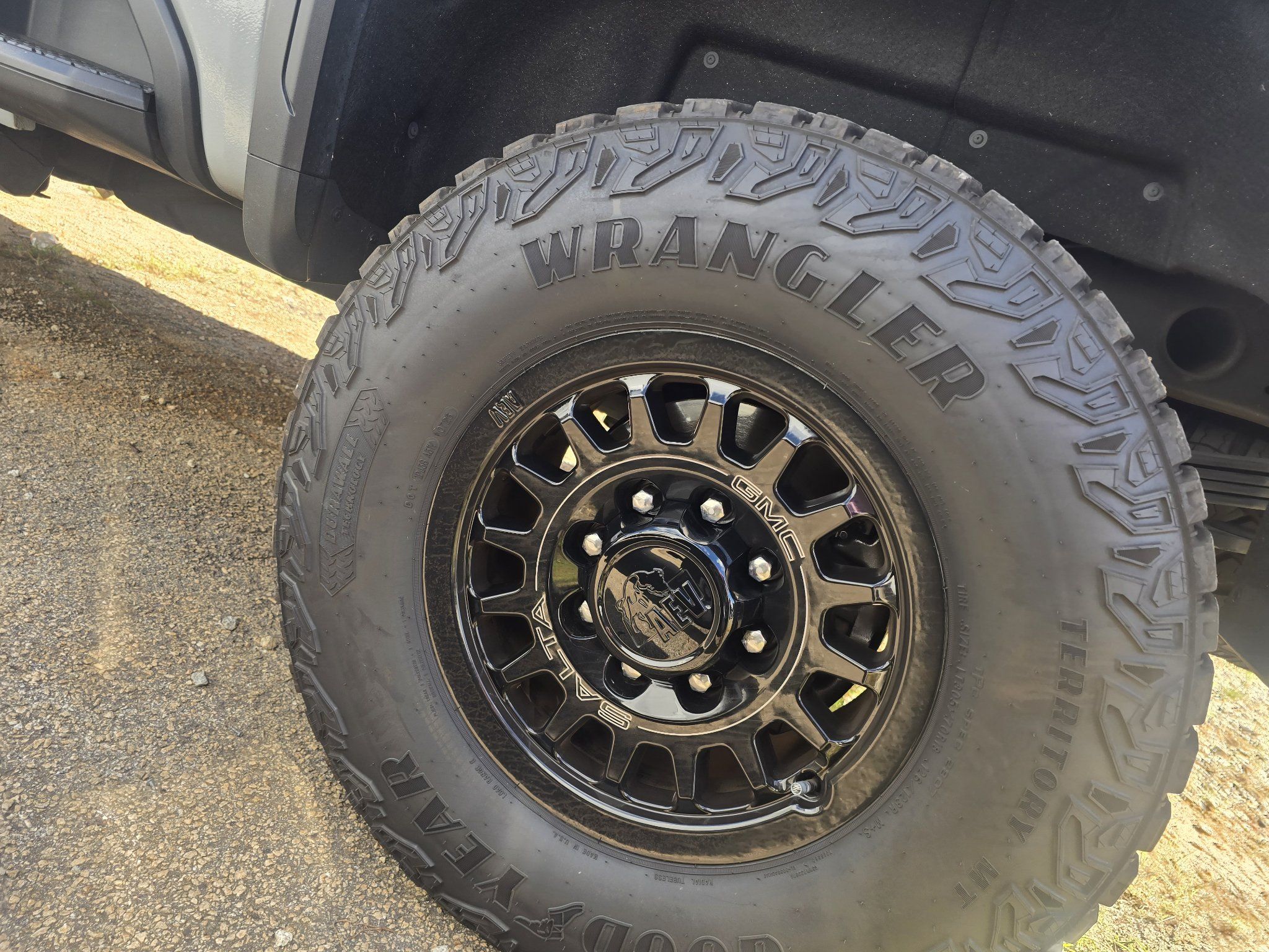 Used 2024 GMC Sierra 2500 AT4X w/ AT4X AEV Edition AWD/4WD image 3