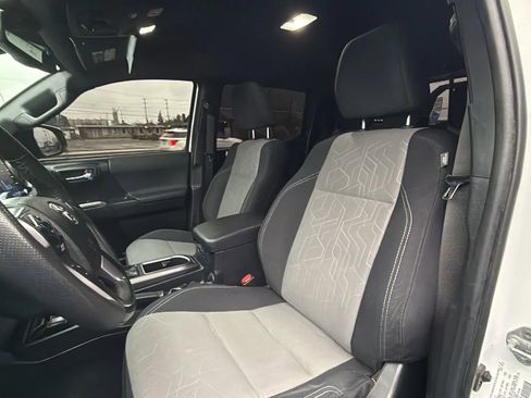 Used 2021 Toyota Tacoma TRD Off-Road w/ Technology Package image 17