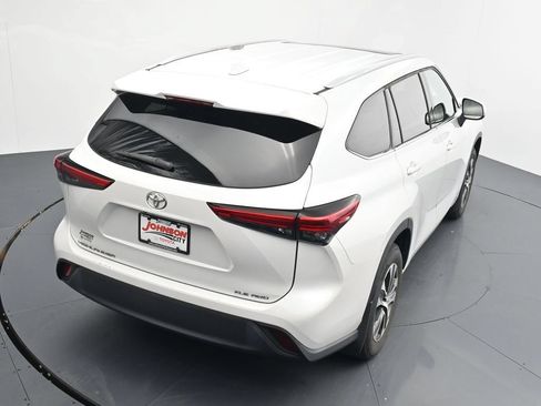 Used 2022 Toyota Highlander XLE AWD/4WD image 25