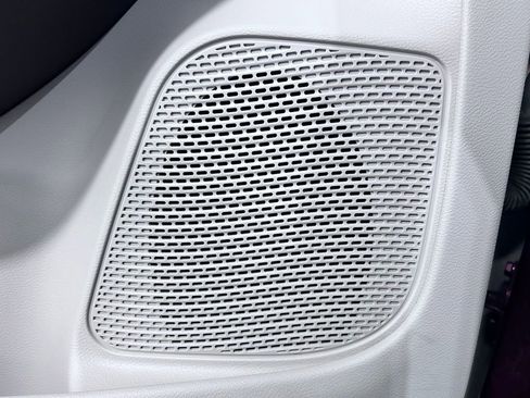 Used 2017 Chrysler Pacifica Touring-L Plus w/ Tire & Wheel Group image 6