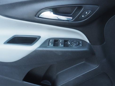 Used 2021 Chevrolet Equinox LS w/ LS Convenience Package image 18