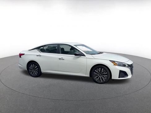 Used 2025 Nissan Altima 2.5 SV image 2