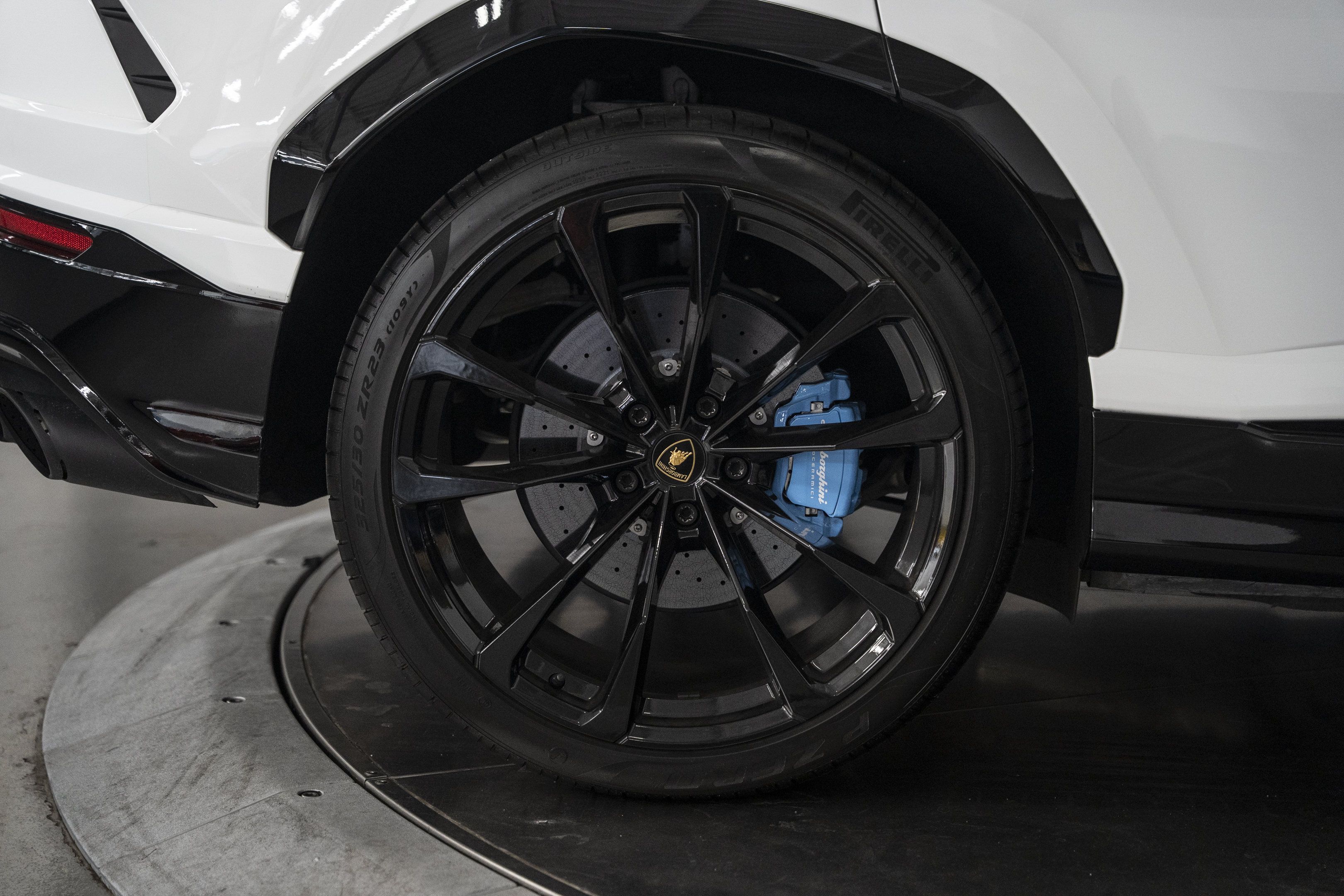 Used 2022 Lamborghini Urus AWD/4WD image 17