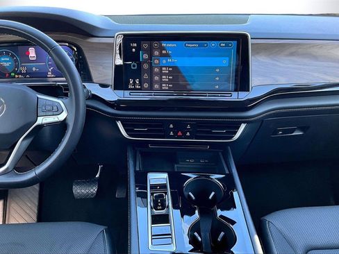 Used 2024 Volkswagen Atlas SE image 12