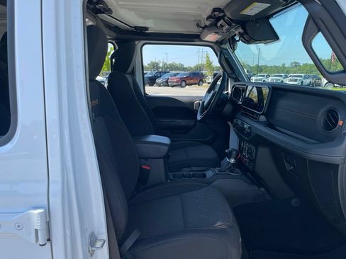 Used 2025 Jeep Gladiator Mojave w/ Convenience Group AWD/4WD image 45